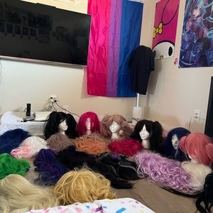 19 wigs … assorted